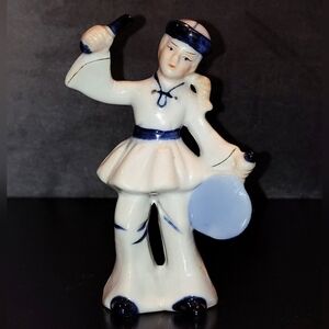 1960s DAVAR COLLECTIBLE HAND-PAINTED FINE PORCELAIN DUTCH WOMEN DANCER DRUMMER